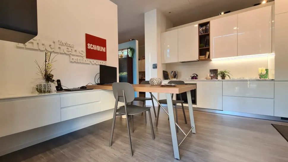Cucina bianca moderna con penisola Motus Scavolini in Offerta Outlet