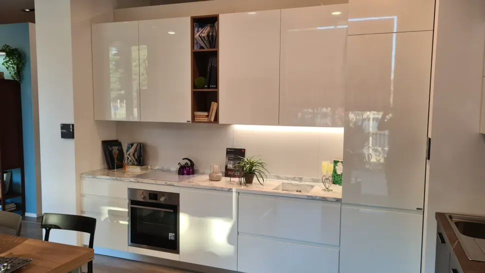 Cucina bianca moderna con penisola Motus Scavolini in Offerta Outlet