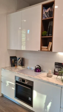 Cucina bianca moderna con penisola Motus Scavolini in Offerta Outlet