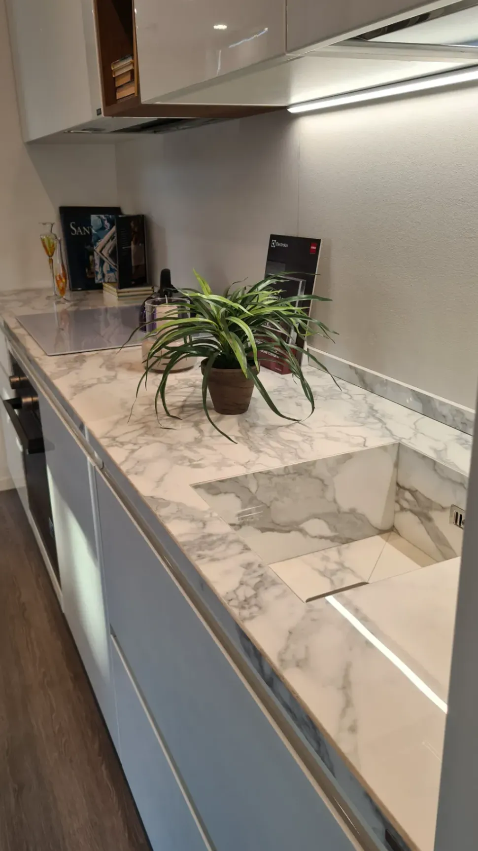 Cucina bianca moderna con penisola Motus Scavolini in Offerta Outlet