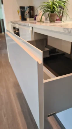 Cucina bianca moderna con penisola Motus Scavolini in Offerta Outlet