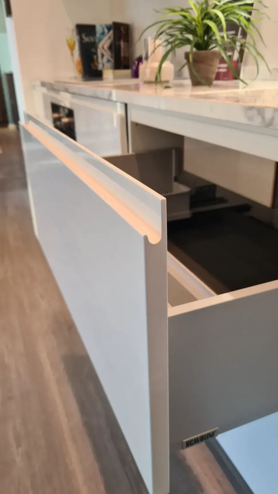 Cucina bianca moderna con penisola Motus Scavolini in Offerta Outlet