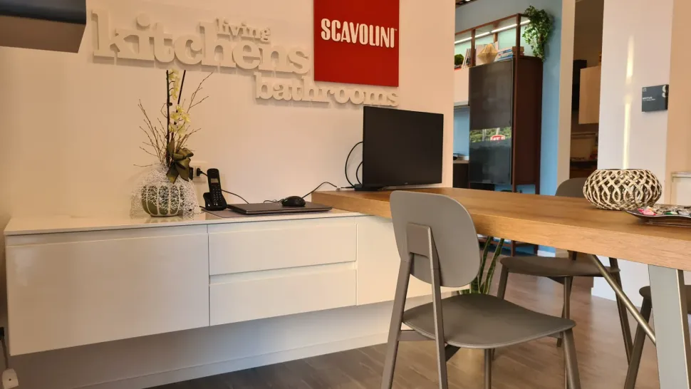Cucina bianca moderna con penisola Motus Scavolini in Offerta Outlet