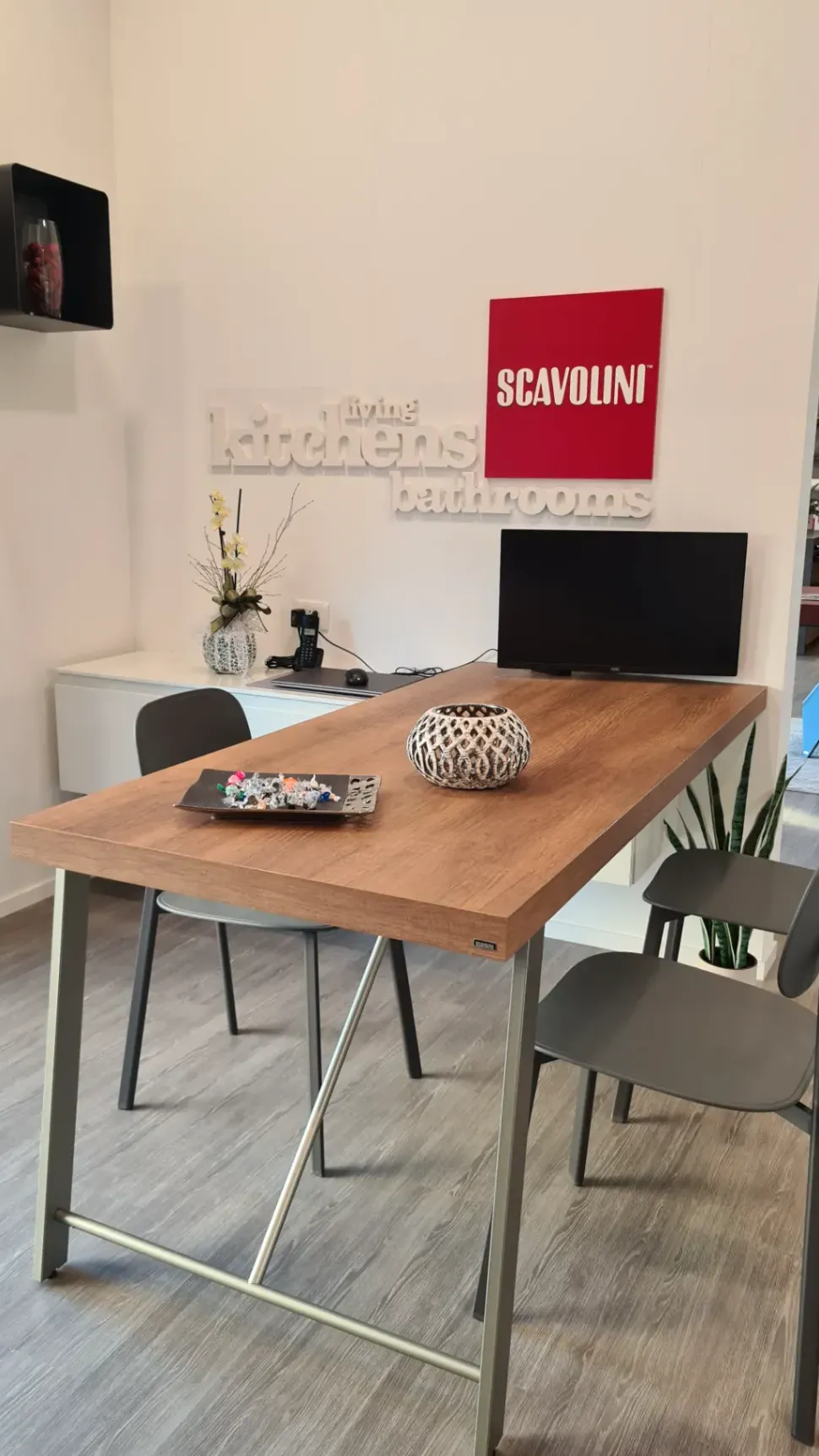 Cucina bianca moderna con penisola Motus Scavolini in Offerta Outlet