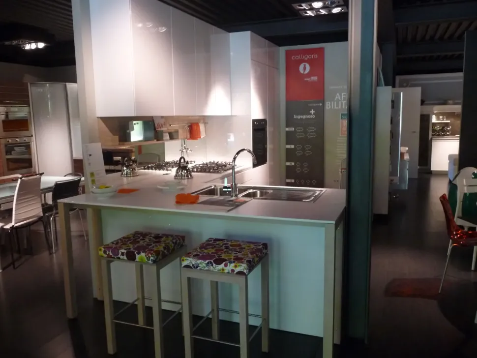 Cucina bianca moderna con penisola Orange Snaidero in Offerta Outlet