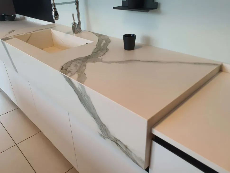 Cucina bianca moderna con isola K3 kali Arredo3 in offerta