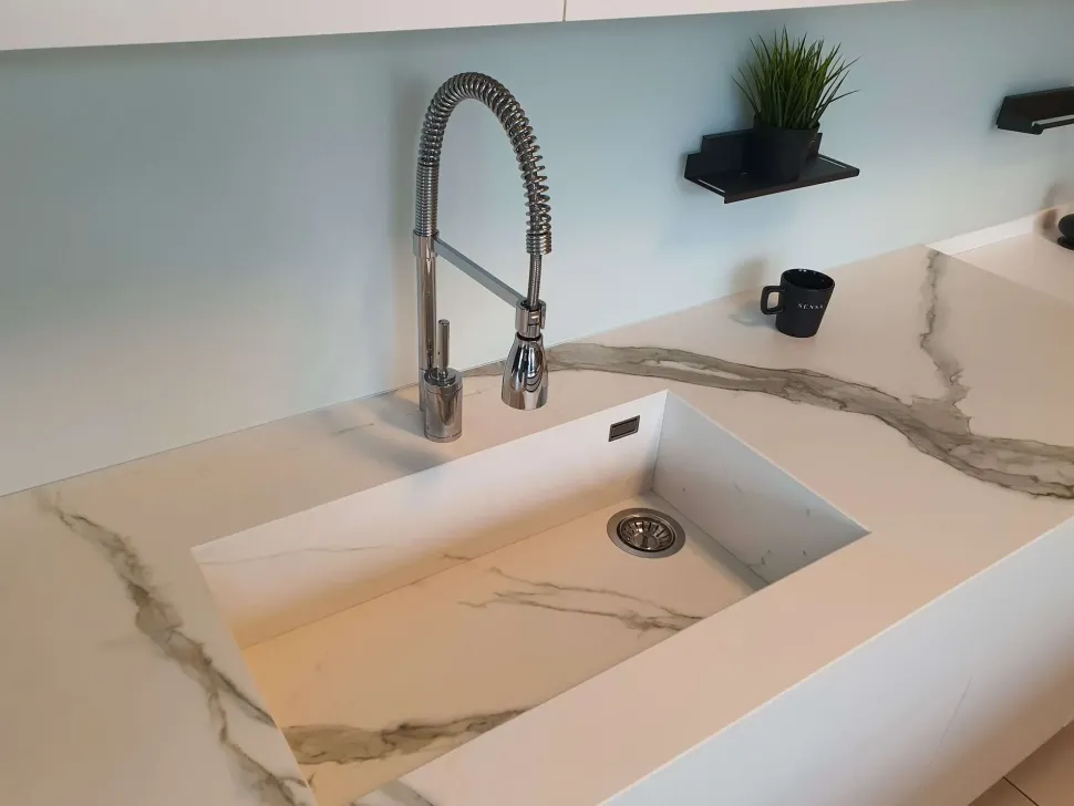 Cucina bianca moderna con isola K3 kali Arredo3 in offerta