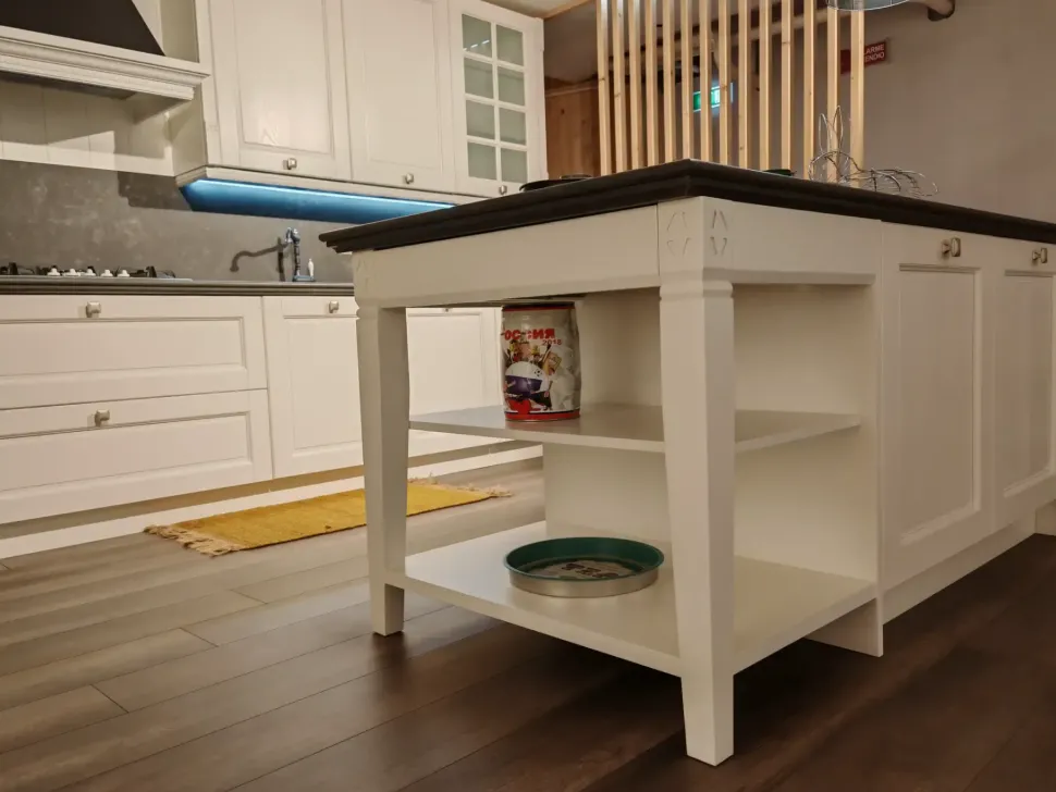 Cucina bianca provenzale con isola Virginia Arredo3 in Offerta Outlet