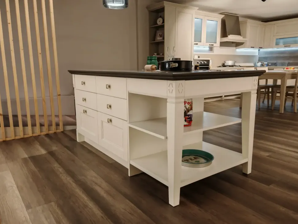 Cucina bianca provenzale con isola Virginia Arredo3 in Offerta Outlet