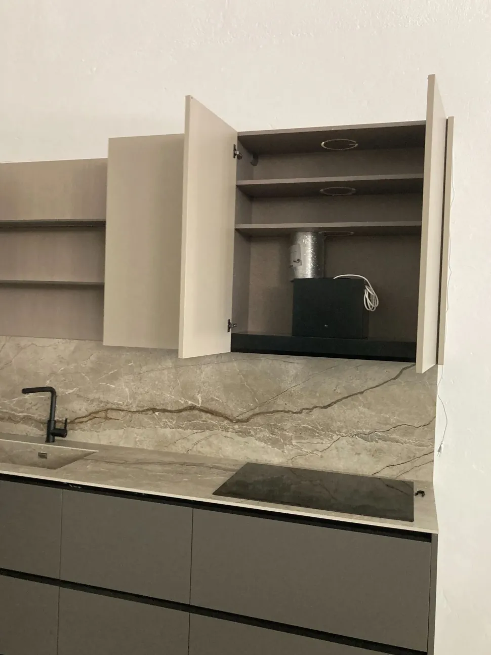 Cucina Binova design ad angolo grigio in laccato opaco Bluma