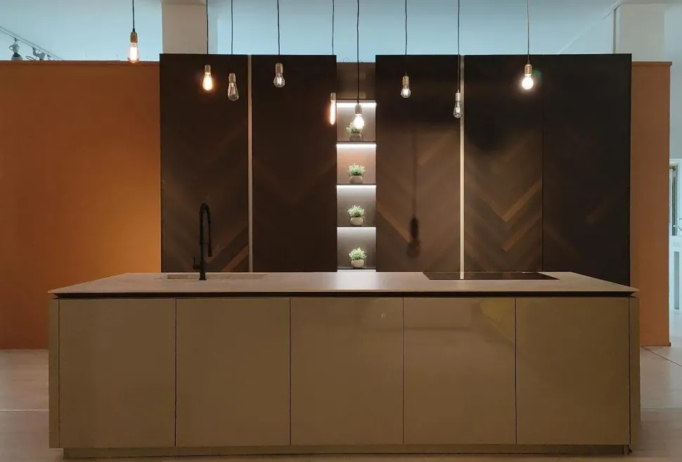 Cucina Binova design ad isola rovere moro in legno Mantis + bluna laccato