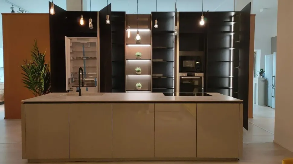 Cucina Binova design ad isola rovere moro in legno Mantis + bluna laccato