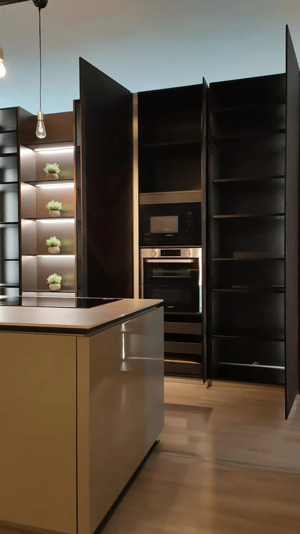 Cucina Binova design ad isola rovere moro in legno Mantis + bluna laccato