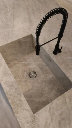 Cucina Binova design ad isola rovere moro in legno Mantis + bluna laccato