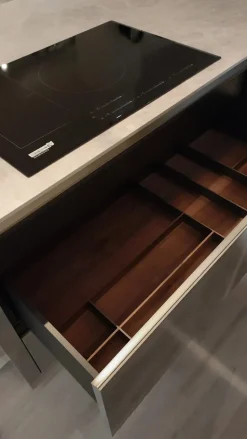 Cucina Binova design ad isola rovere moro in legno Mantis + bluna laccato