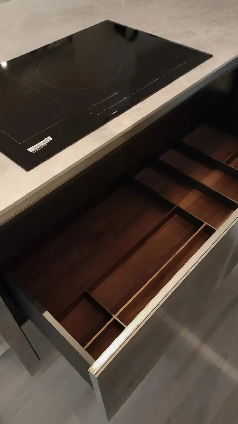 Cucina Binova design ad isola rovere moro in legno Mantis + bluna laccato