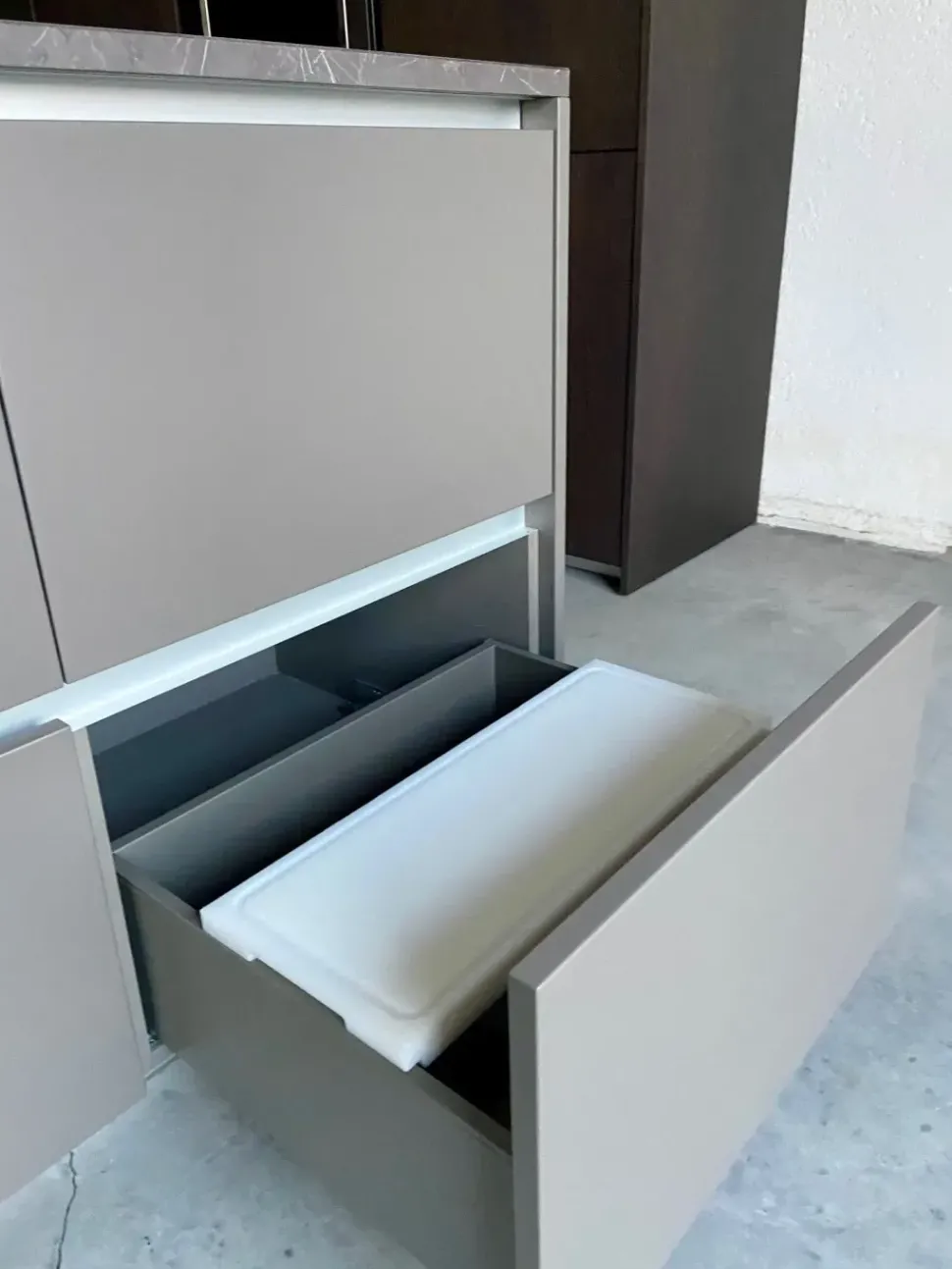 Cucina Boffi design lineare bianca in hpl Tagliere grand chef