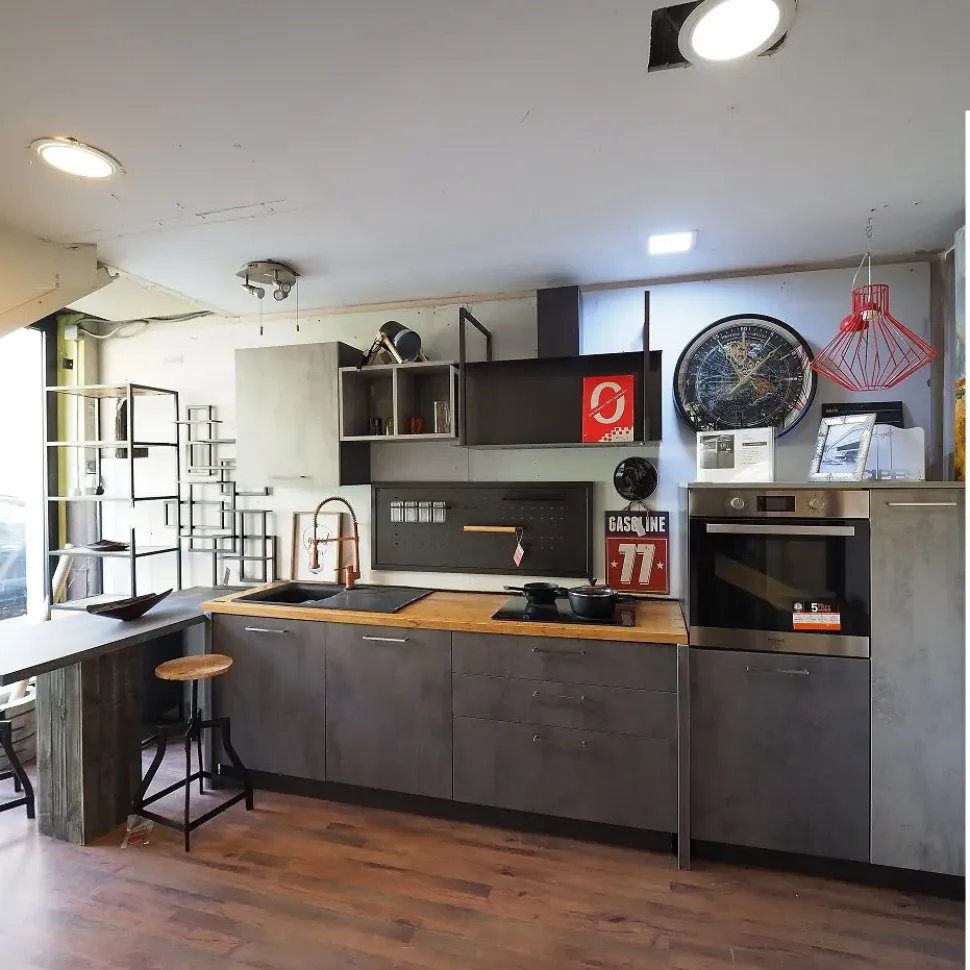 Cucina Collezione esclusiva industriale con penisola grigia in laminato materico Cucina industrial con penisola in hpl e piano top rovere