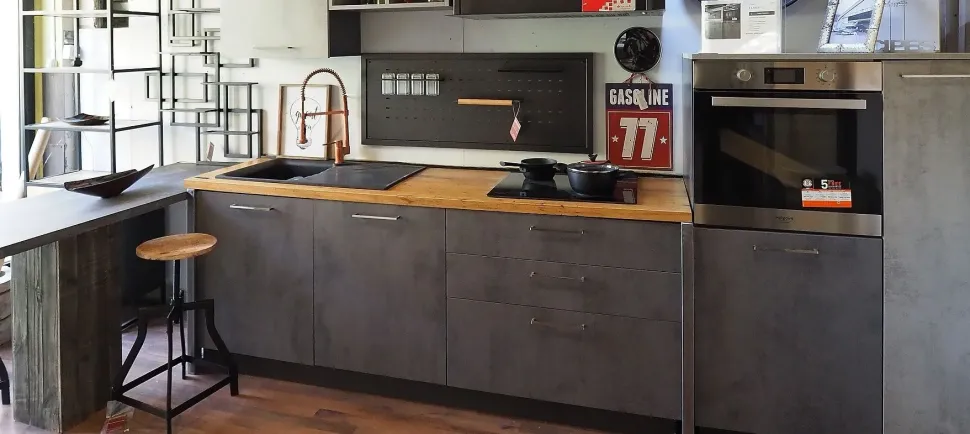 Cucina Collezione esclusiva industriale con penisola grigia in laminato materico Cucina industrial con penisola in hpl e piano top rovere