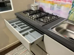 Cucina Colombini casa moderna lineare grigia in laminato opaco Quadra gola