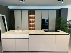 Cucina con isola in laccata opaco grigia Binova bluna a prezzo scontato