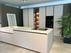 Cucina con isola in laccata opaco grigia Binova bluna a prezzo scontato