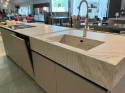 Cucina con isola in laccata opaco grigia Binova bluna a prezzo scontato