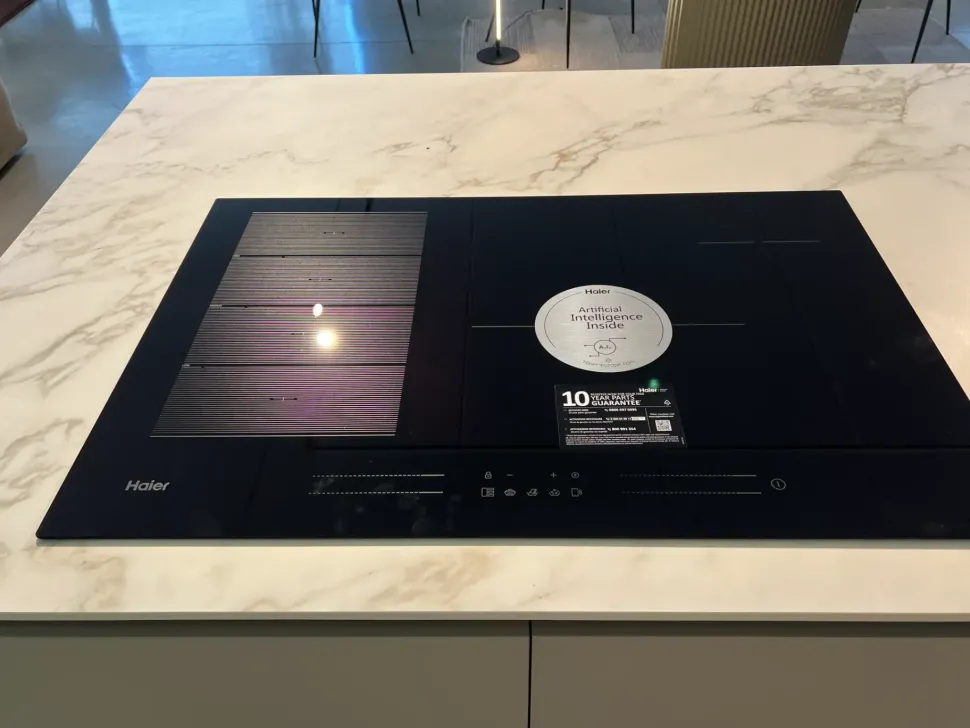 Cucina con isola in laccata opaco grigia Binova bluna a prezzo scontato