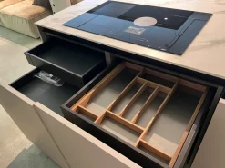 Cucina con isola in laccata opaco grigia Binova bluna a prezzo scontato