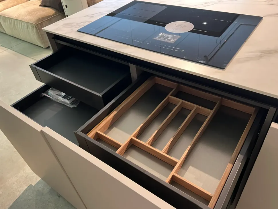 Cucina con isola in laccata opaco grigia Binova bluna a prezzo scontato