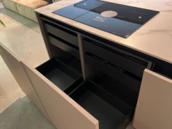 Cucina con isola in laccata opaco grigia Binova bluna a prezzo scontato