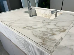 Cucina con isola in laccata opaco grigia Binova bluna a prezzo scontato