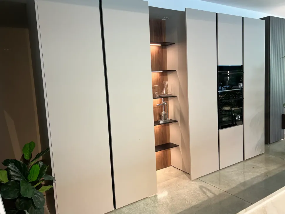 Cucina con isola in laccata opaco grigia Binova bluna a prezzo scontato