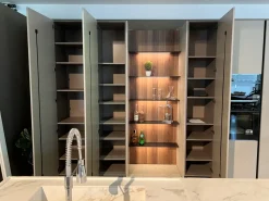 Cucina con isola in laccata opaco grigia Binova bluna a prezzo scontato