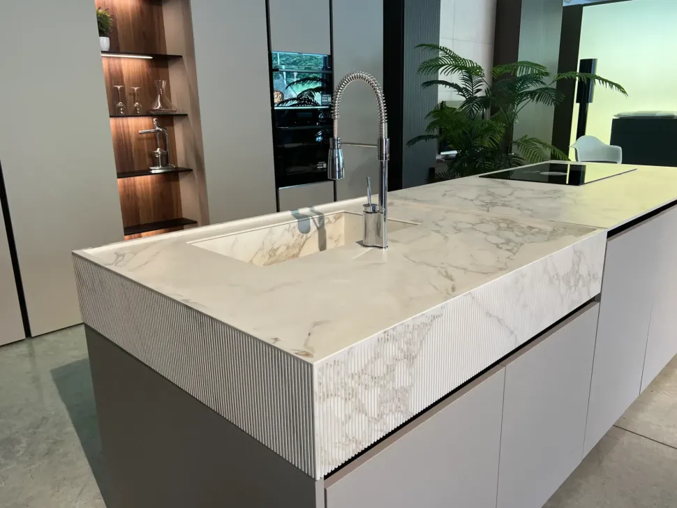 Cucina con isola in laccata opaco grigia Binova bluna a prezzo scontato