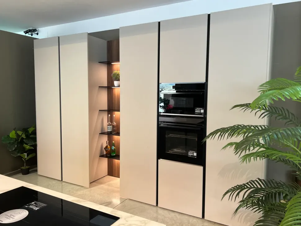 Cucina con isola in laccata opaco grigia Binova bluna a prezzo scontato