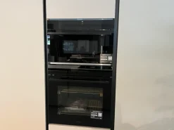 Cucina con isola in laccata opaco grigia Binova bluna a prezzo scontato