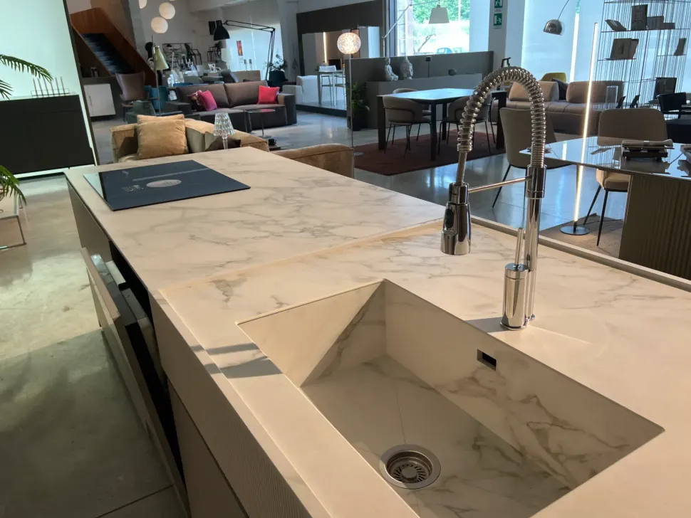 Cucina con isola in laccata opaco grigia Binova bluna a prezzo scontato