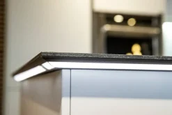 Cucina con isola in laccata opaco a prezzo ribassato 50%