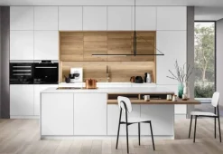 Cucina con isola in laccata opaco bianca J22 a prezzo ribassato