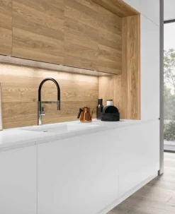 Cucina con isola in laccata opaco bianca J22 a prezzo ribassato