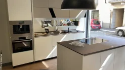 Cucina con isola in laccata opaco a prezzo scontato 52%