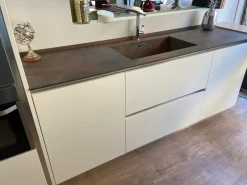 Cucina con isola in laccata opaco a prezzo scontato 52%