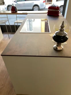 Cucina con isola in laccata opaco a prezzo scontato 52%