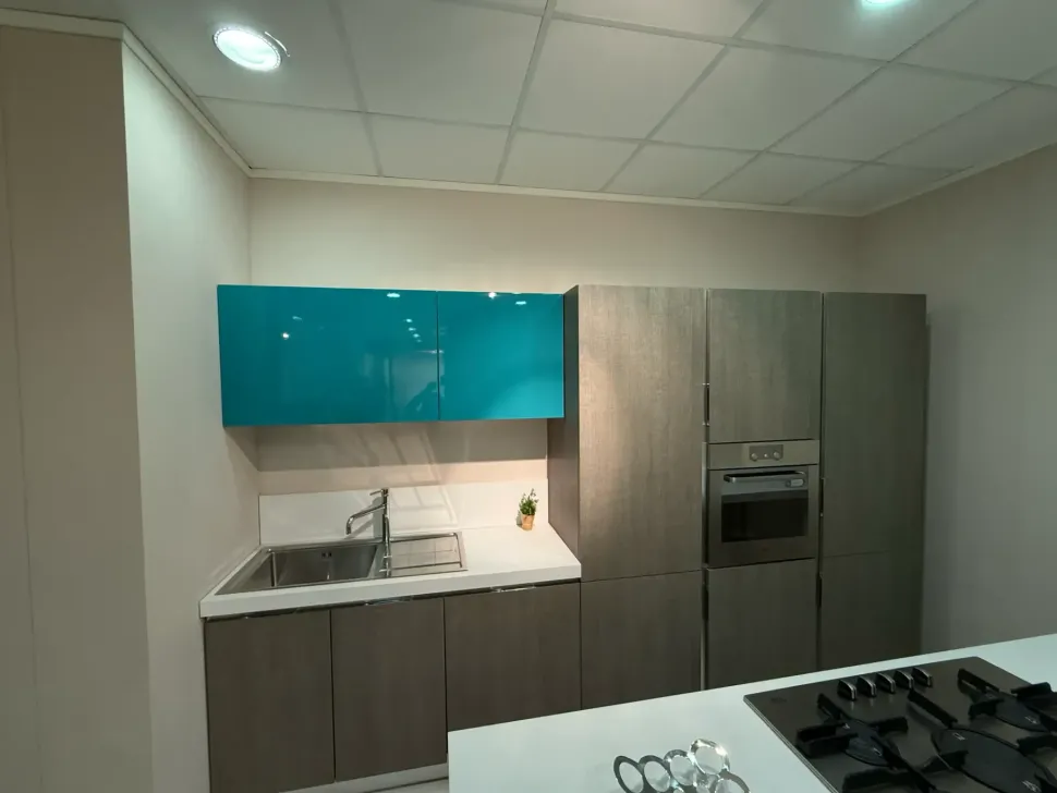 Cucina con isola in laminato materico blu Melissa a prezzo scontato