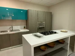 Cucina con isola in laminato materico blu Melissa a prezzo scontato