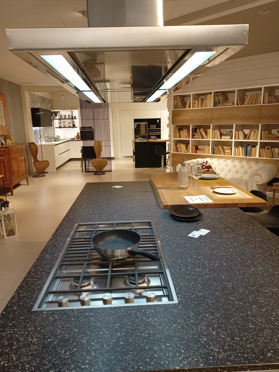 Cucina con isola in laminato materico grigia Kali a prezzo ribassato