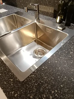 Cucina con isola in laminato materico grigia Kali a prezzo ribassato