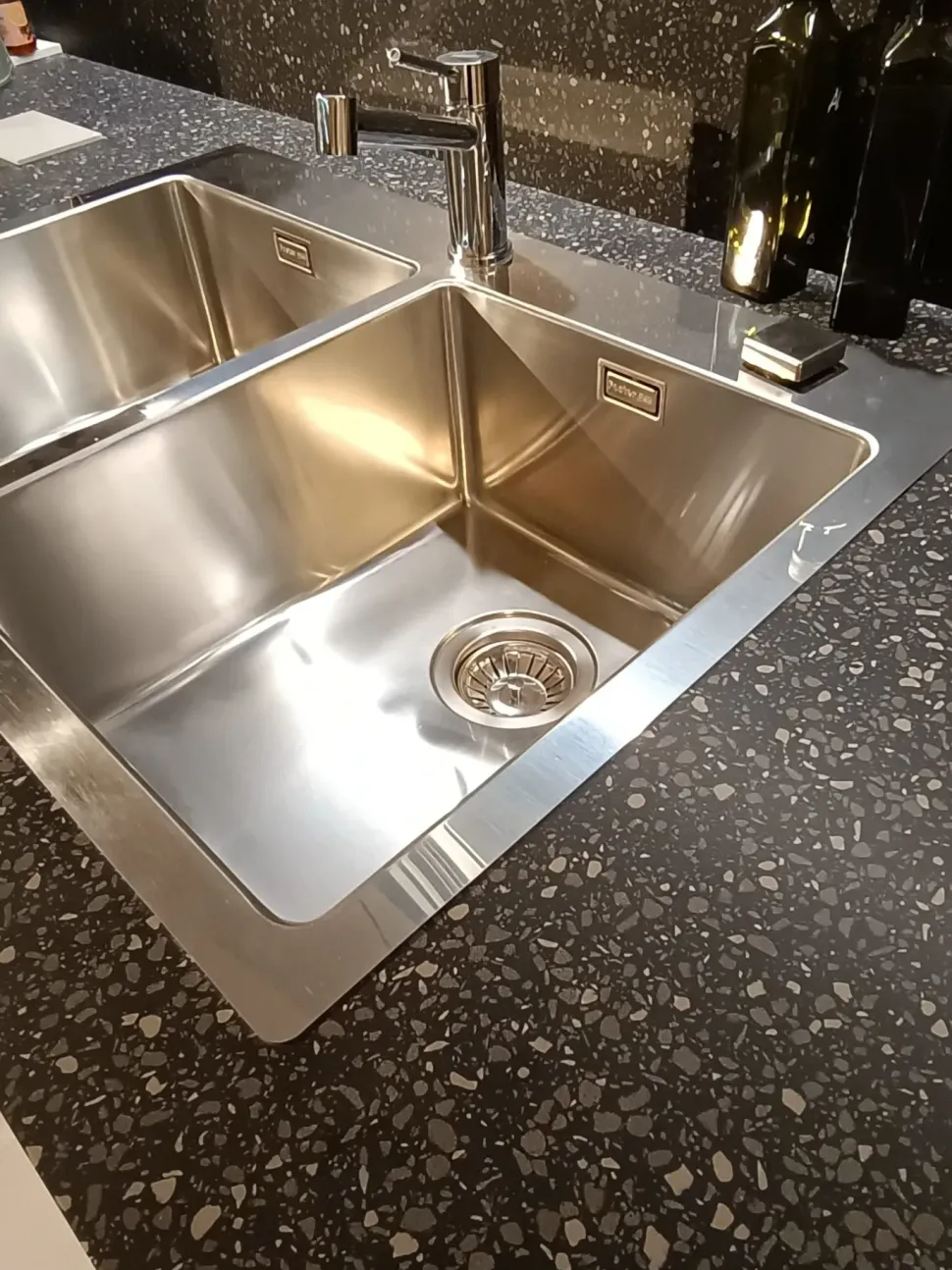 Cucina con isola in laminato materico grigia Kali a prezzo ribassato