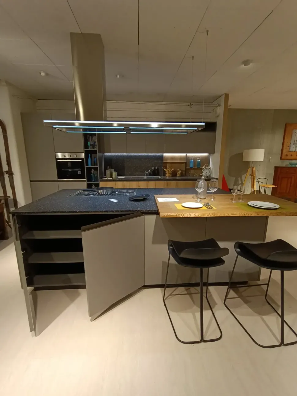 Cucina con isola in laminato materico grigia Kali a prezzo ribassato